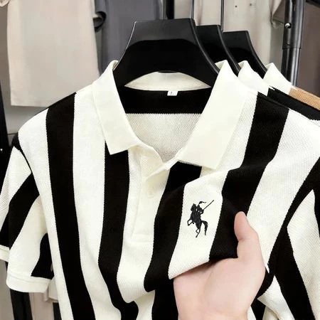 Kemeja polo lengan pendek hitam pria kerah gaya Korea baru untuk dewasa kemeja kasual modis bergaris vertikal